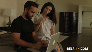 Похотливая брюнетка нуждается в большом члене, чтобы растянуть ее киску