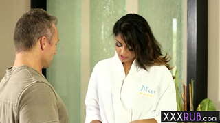 Sexy babe Sophia Leone kniete a schluckte Schwanz no der massage