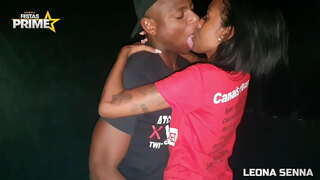 Čierny chlap jej chudá mačička s jeho obrie stožiar