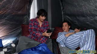 Procace puma pestate da breve ragazzi in trio fino a sborrata