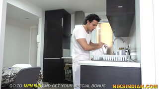 Szolga látta, hogy a mester lánya pisilni, aztán megdugtam a seggét