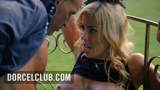 ���्त्री पुरुष समागम पार्क मध्ये एक उठावदार उरोज असलेला सोनेरी MILF