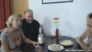 Mladí krásy má sex s starší pár