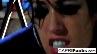 Брюнетка трахать