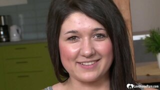 Amatőr szépség fogja szívni a kemény, fekete dick érte kandúr szar kemény.