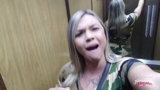 Dögös csaj szop, valamint barátja, d.