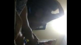 Ładna laska dziwka cieszy się z faktu, że jej członek jest w środku